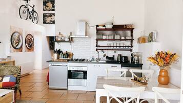 Fridge, oven, stovetop, dishwasher