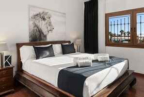 4 bedrooms, in-room safe, iron/ironing board, free WiFi - Magnificent Villa Greenlight (Adeje)