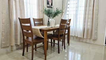 Casa, 2 dormitoris, fumadors, balcó | Menjador