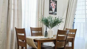 Ferienhaus, 2 Schlafzimmer, Raucher, Balkon | Esszimmer