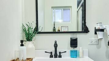 Ferienhaus, 2 Schlafzimmer, Raucher, Balkon | Badezimmer