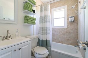 Shower, hair dryer, towels, soap - Stylish Pet Stay with Fenced Yard & Fitted Kitchen (Raleigh)