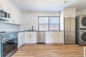 Fridge, microwave, oven, stovetop - Stylish Pet Stay with Fenced Yard & Fitted Kitchen (Raleigh)