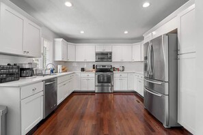 Fridge, microwave, oven, stovetop - Hot Tub Oasis: Relaxing and Spacious Home (Raleigh)