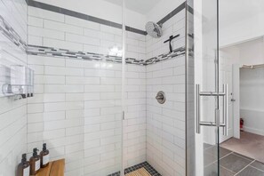 Douche, sèche-cheveux, shampoing