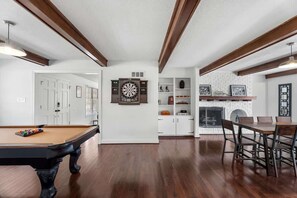 Games room - Hot Tub Oasis: Relaxing and Spacious Home (Raleigh)