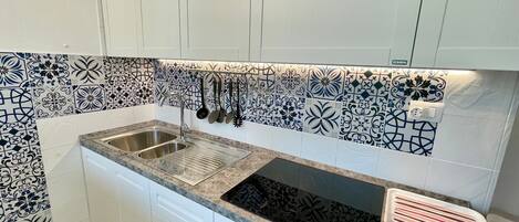 Een koelkast, een microgolfoven, een oven, een kookplaat