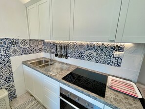 Kühlschrank, Mikrowelle, Ofen, Herdplatte