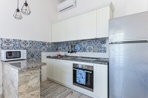 Fridge, microwave, oven, stovetop - Holiday Home 'Appartamento Marisol Bilo - 350' with Private Terrace, Wi-Fi and Air Conditioning (Campo nell'Elba)