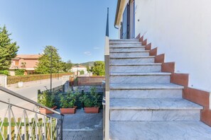 Property grounds - Holiday Home 'Appartamento Marisol Trilo' with Private Terrace, Wi-Fi and Air Conditioning (Campo nell'Elba)