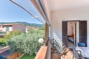 Outdoor dining - Holiday Home 'Appartamento Marisol Trilo' with Private Terrace, Wi-Fi and Air Conditioning (Campo nell'Elba)