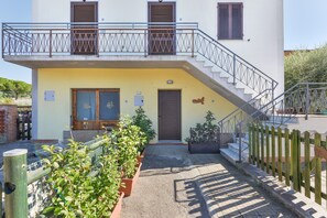 Exterior - Holiday Home 'Appartamento Marisol Trilo' with Private Terrace, Wi-Fi and Air Conditioning (Campo nell'Elba)