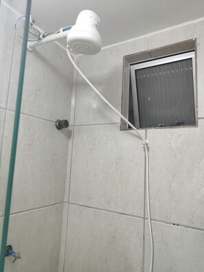Bathroom - Entire apartment, with a great location providing access to several beaches. (Caucaia)