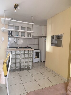 Microwave, stovetop - Entire apartment, with a great location providing access to several beaches. (Caucaia)