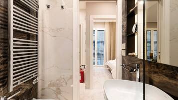 Ducha, secador de pelo, toallas