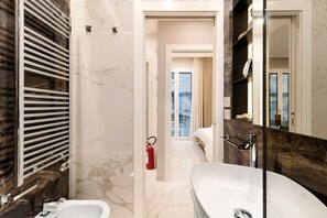 Regadera, secadora de cabello, toallas 