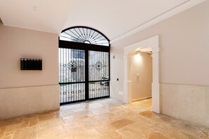 Interior - Apartment 'Ginex Luxury Suite' with Balcony, Wi-Fi and Air Conditioning (Trani)