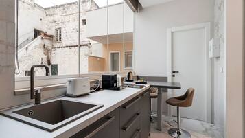 Kühlschrank, Mikrowelle, Ofen, Herdplatte