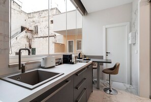 Fridge, microwave, oven, stovetop - Apartment 'Ginex Luxury Suite' with Balcony, Wi-Fi and Air Conditioning (Trani)