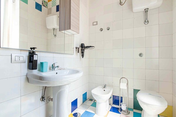 Dusche, Haartrockner, Bidet, Handtücher