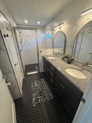 Shower, hair dryer, towels, soap - Stylish Palm Coast Home w/ BRAND NEW Private Heated Pool
& Tropical Haven! (Palm Coast)
