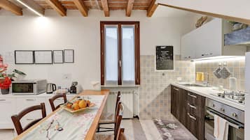 Frigorifero, microonde, forno, piano cottura