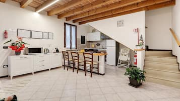 Kühlschrank, Mikrowelle, Ofen, Herdplatte