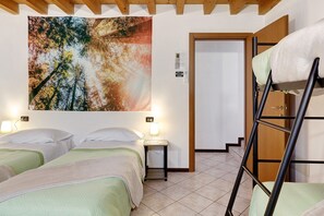2 bedrooms, iron/ironing board, WiFi, bed sheets - Apartment 'Il Vagabondo' with Wi-Fi and Air Conditioning (Volta Mantovana)