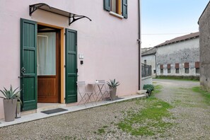 Exterior detail - Apartment 'Il Vagabondo' with Wi-Fi and Air Conditioning (Volta Mantovana)