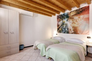 2 bedrooms, iron/ironing board, WiFi, bed sheets - Apartment 'Il Vagabondo' with Wi-Fi and Air Conditioning (Volta Mantovana)