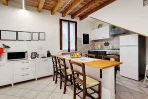Fridge, microwave, oven, stovetop - Apartment 'Il Vagabondo' with Wi-Fi and Air Conditioning (Volta Mantovana)