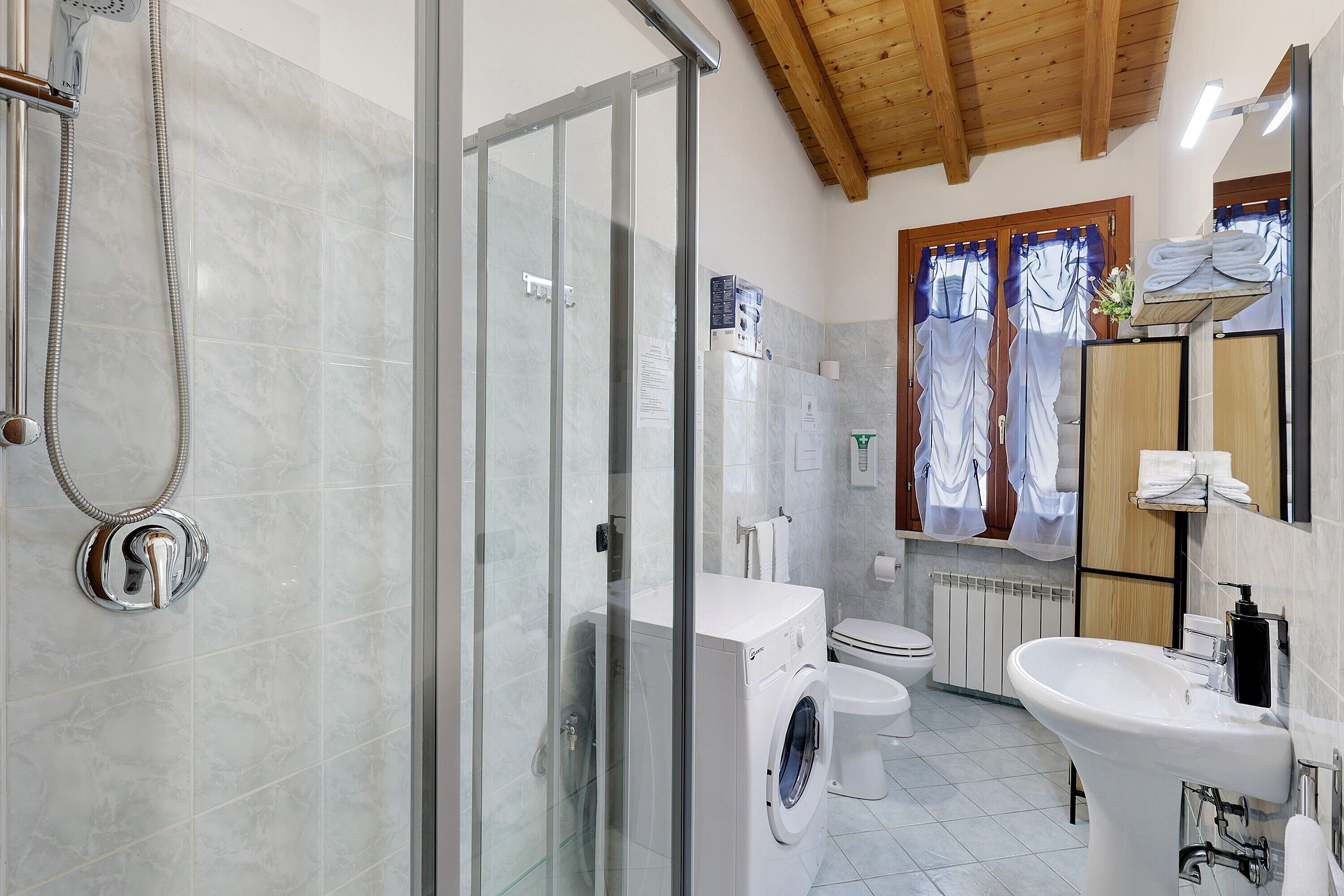 淋浴设施、免费洗浴用品、吹风机、毛巾