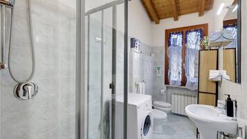 Dusche, kostenlose Toilettenartikel, Haartrockner, Handtücher