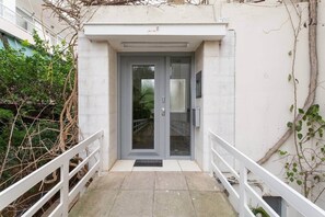 Exterior detail - Beachside Apartment - Available per month (Voula)