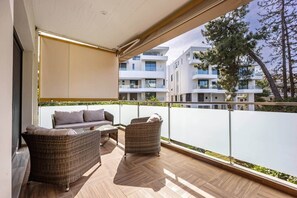 Property grounds - Beachside Family Apartment - Available per month (Voula)