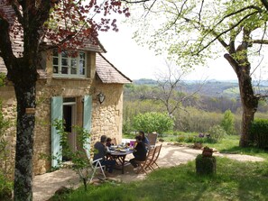 Outdoor dining - Holiday Home 'Domaine De La Cipière' with Shared Pool, Private Terrace and Wi-Fi (Peyzac-le-Moustier)