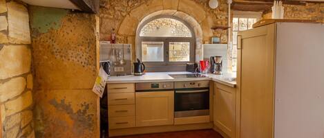 Kjøleskap, mikrobølgeovn, ovn og kokeplater