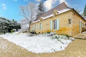 A stone building with a sloped roof and light blue shutters. - Le Rossignol – La Cipière Gîtes near Les Eyzies, Dordogne (Peyzac-le-Moustier)