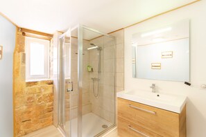 Shower, hair dryer, towels - Le Hibou – La Cipière Gîtes in the Heart of Périgord Noir (Peyzac-le-Moustier)