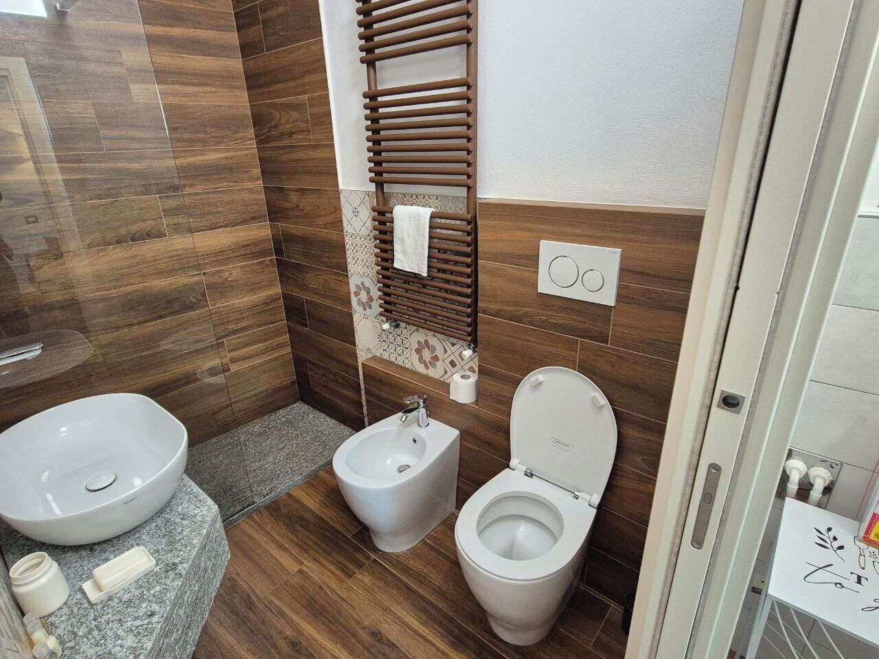 Dusche, Haartrockner, Bidet, Handtücher