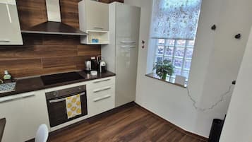 Fridge, oven, stovetop, coffee/tea maker