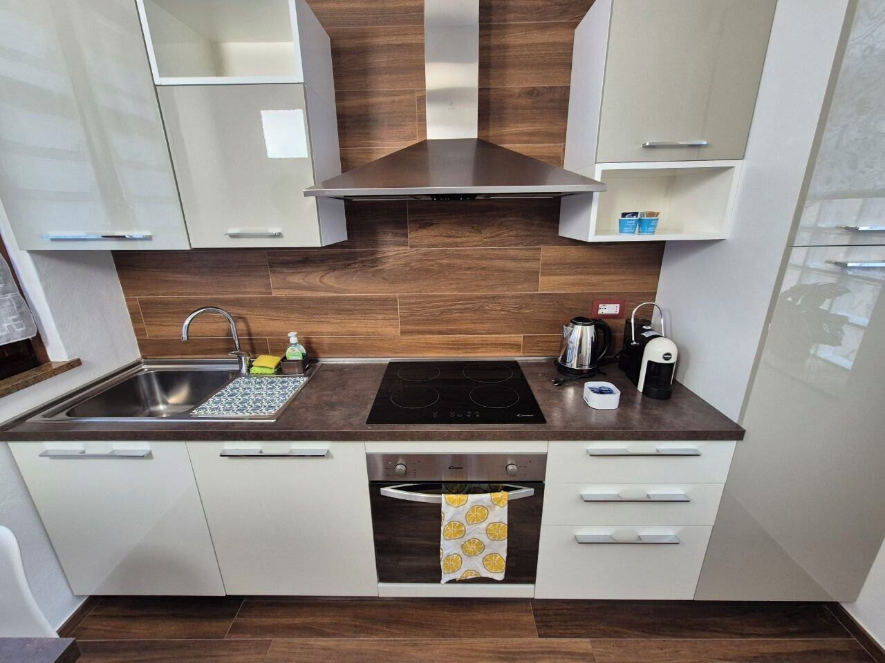 Kühlschrank, Ofen, Herdplatte, Wasserkocher mit Kaffee-/Teezubehör