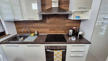 Fridge, oven, stovetop, coffee/tea maker