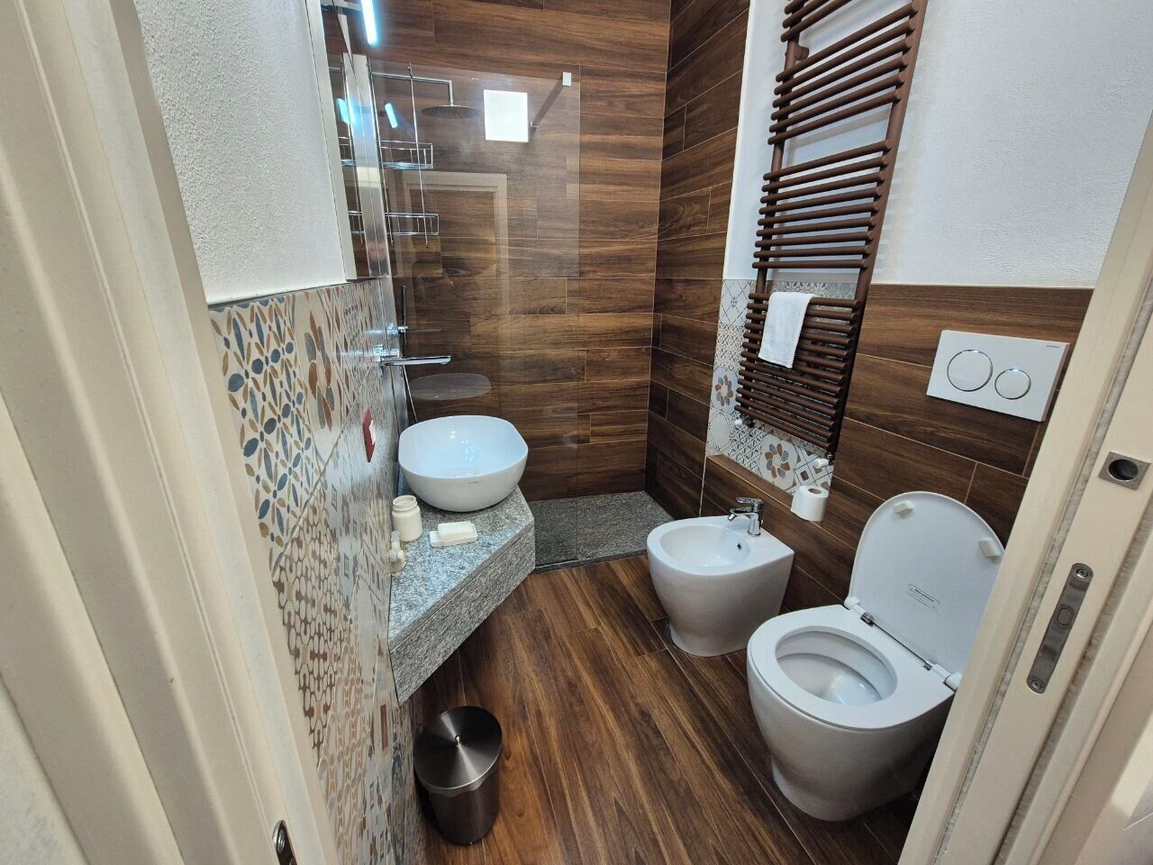 Dusche, Haartrockner, Bidet, Handtücher