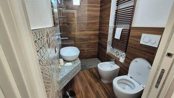 Douche, sĂšche-cheveux, bidet, serviettes fournies