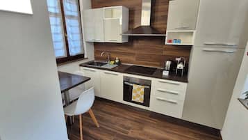 Fridge, oven, stovetop, coffee/tea maker