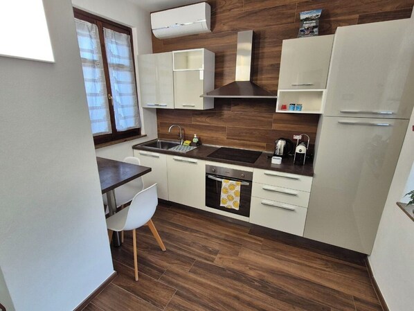 Fridge, oven, stovetop, coffee/tea maker - Maison Alice - One Bedroom Apartment, Sleeps 3 (Alba)