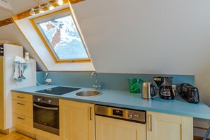 Een koelkast, een magnetron, een oven, een kookplaat