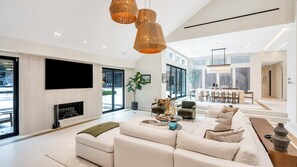 Smart TV, chimenea y estéreo 