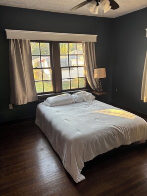 2 habitaciones, tabla de planchar con plancha, wifi y ropa de cama 